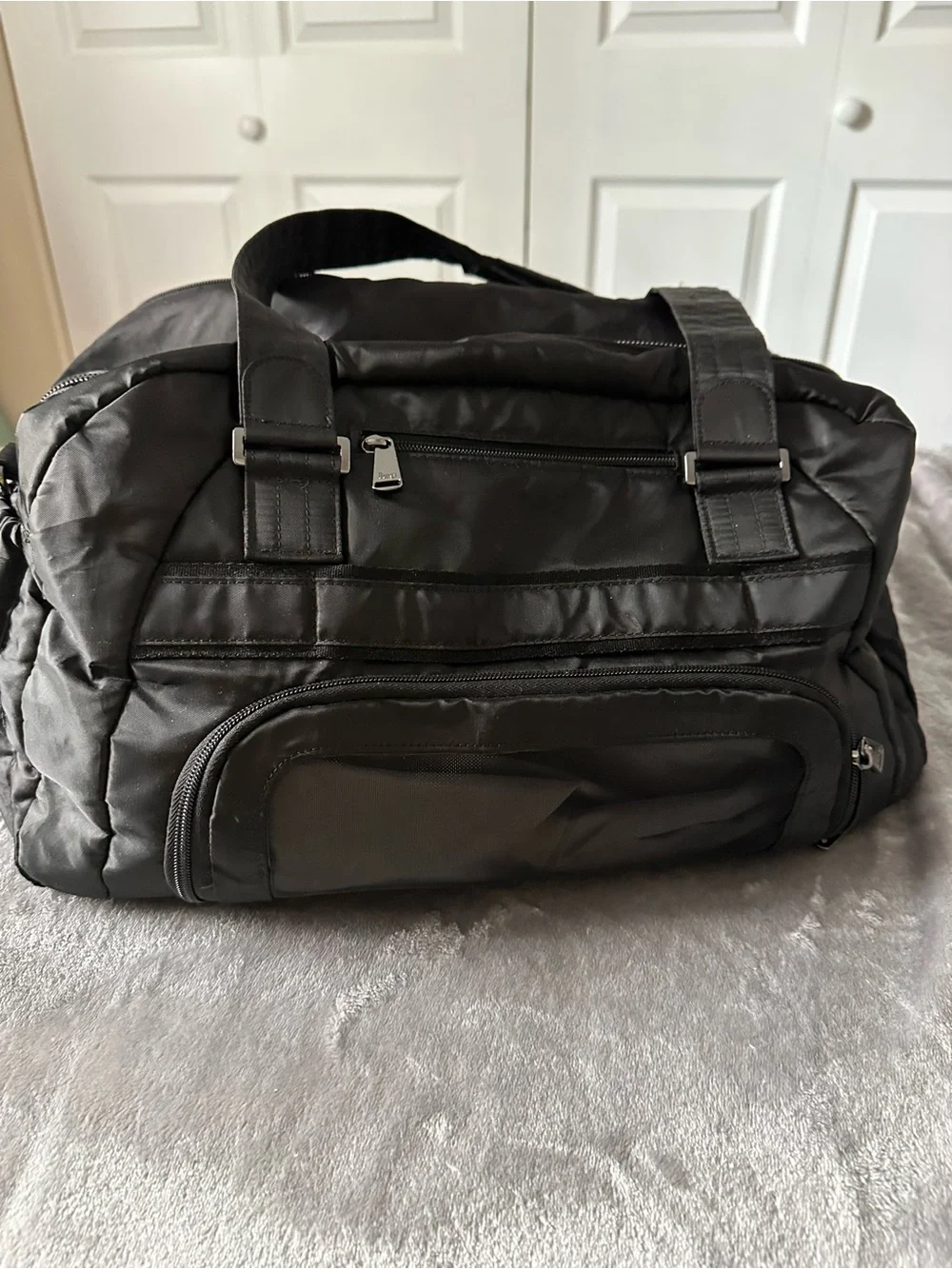 Unisex Lug Propeller Black Quilted Crossbody/Short Shoulder Nylon Duffel Bag EUC